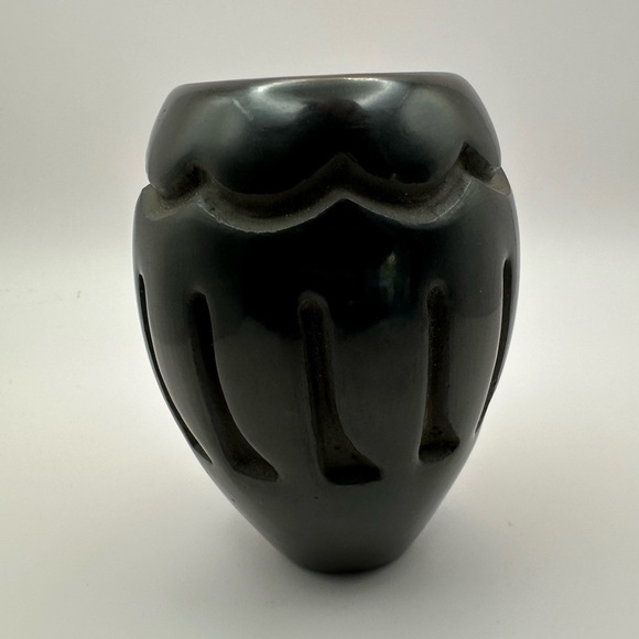 Santa Clara Pueblo Blackware Pottery by Elaine Salazar โ 3.5" Carved Vase - Picture 3 of 12